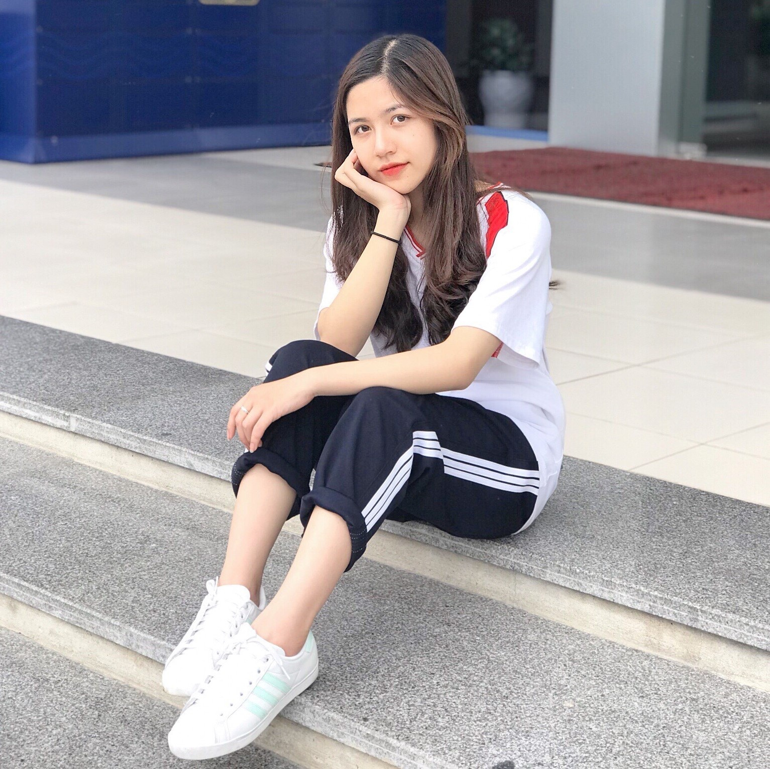 nu sinh xinh xan mac do quan su anh 5