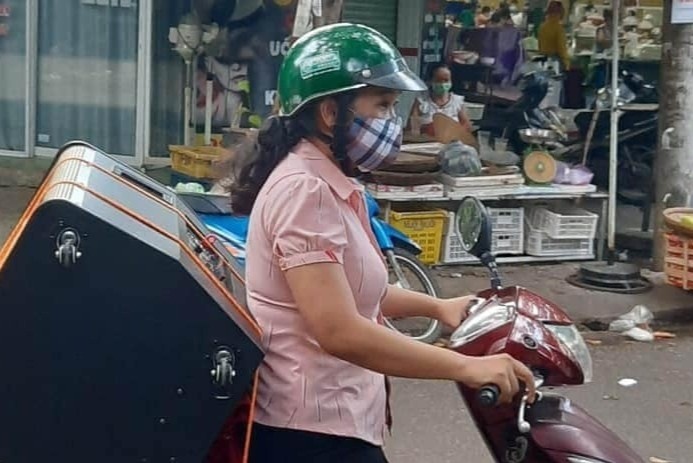 Cho loa di tung hem, nhac nguoi dan Da Nang o nha phong dich hinh anh