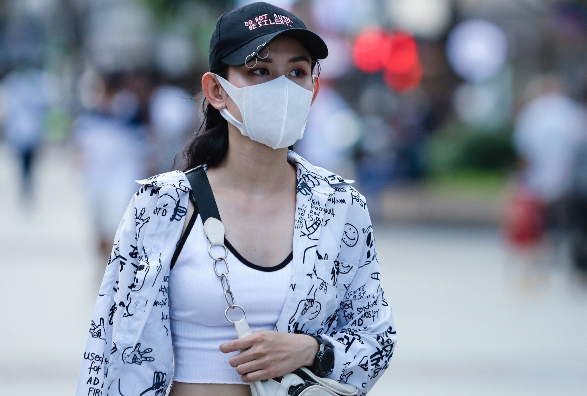 Tu choi khau trang, nghich ly trong dich khien nhieu nguoi tra gia dat hinh anh