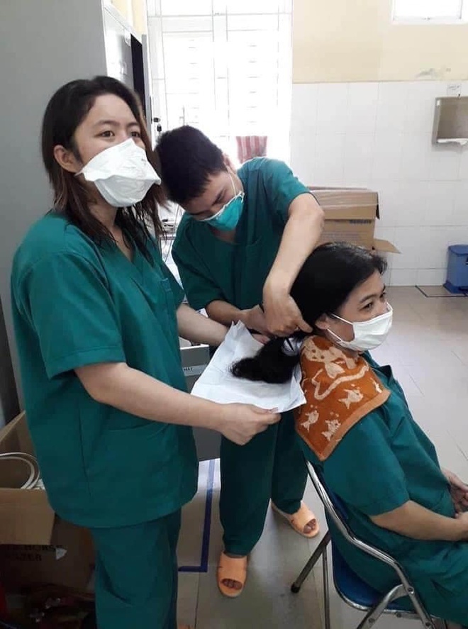 chiến sĩ công an đứng nhìn con từ cổng ảnh 4 chien si cong an dung nhin con tu cong anh 4