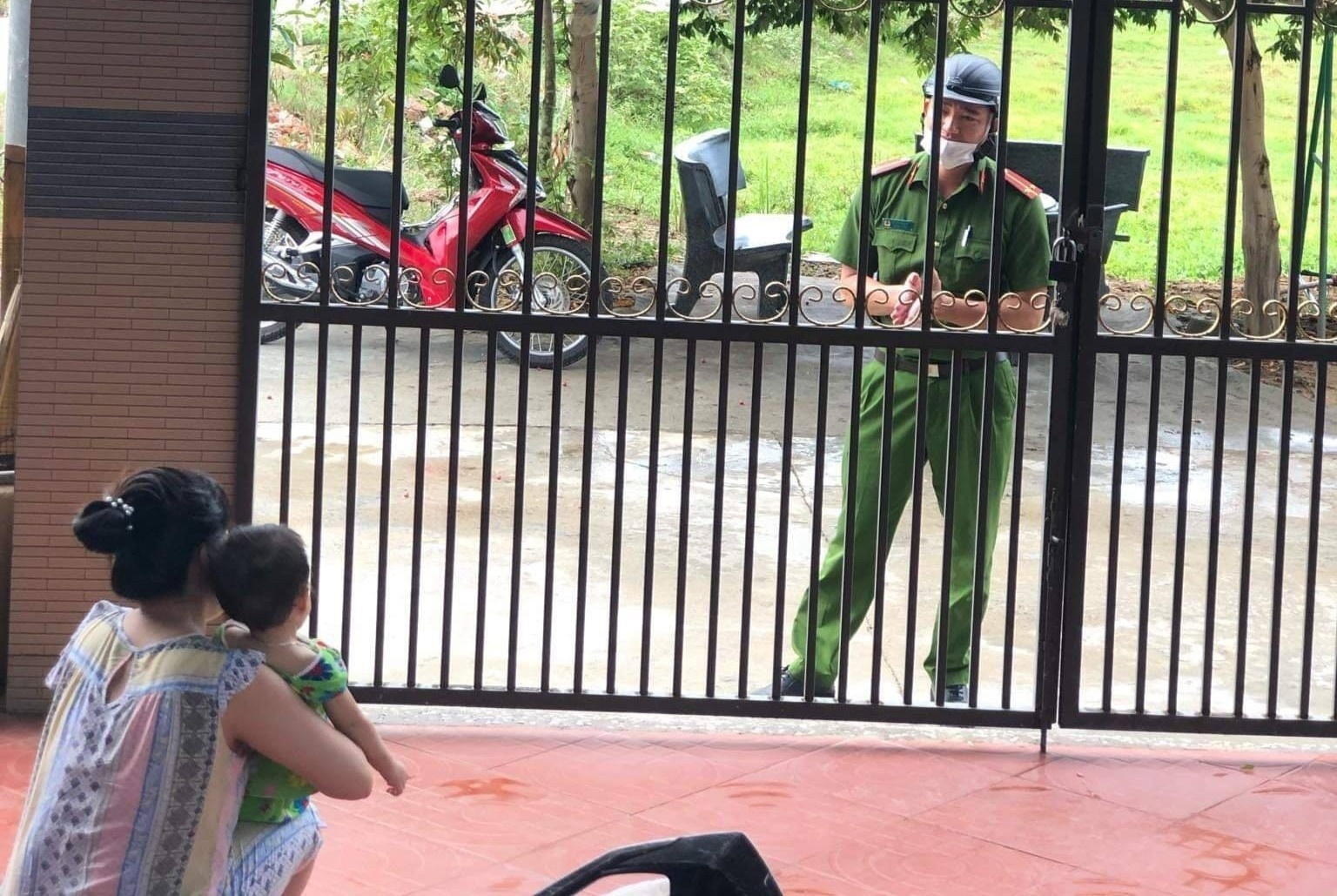 Chien si cong an Da Nang ghe tham nha nhung chi dam nhin con tu xa hinh anh