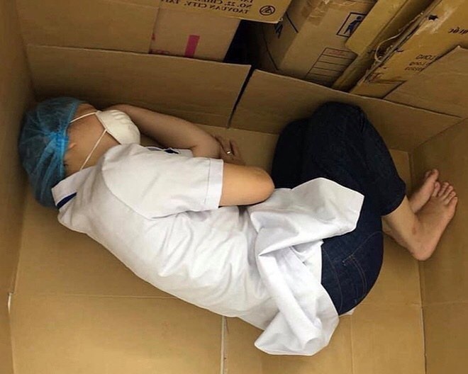 chiến sĩ công an đứng nhìn con từ cổng ảnh 5 chien si cong an dung nhin con tu cong anh 5