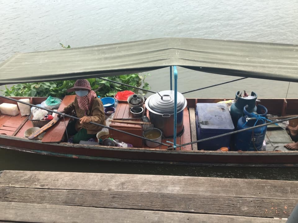 Shipper di thuyen giao do an cho khach o giua song anh 2