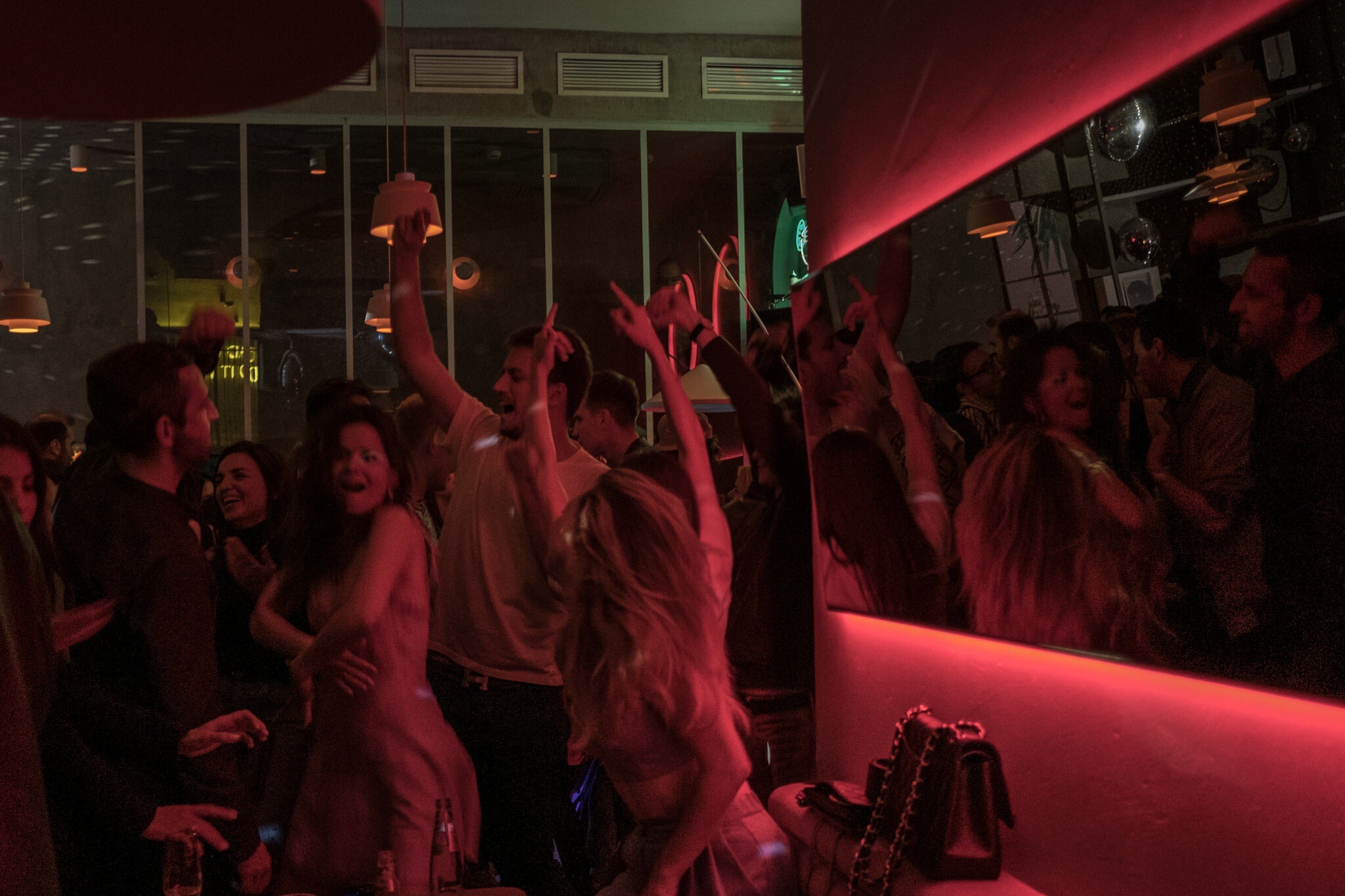 Nguoi tre nen la chot chan Covid-19 anh 1