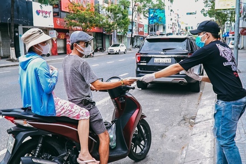 Da Nang tu te trong tam dich: Ai kho khan hay lay 1 phan hinh anh