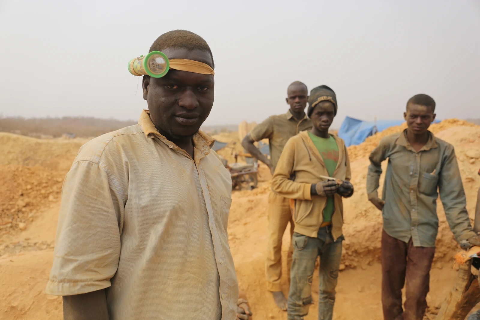 tre em lam viec trong mo vang lau o chau Phi anh 5