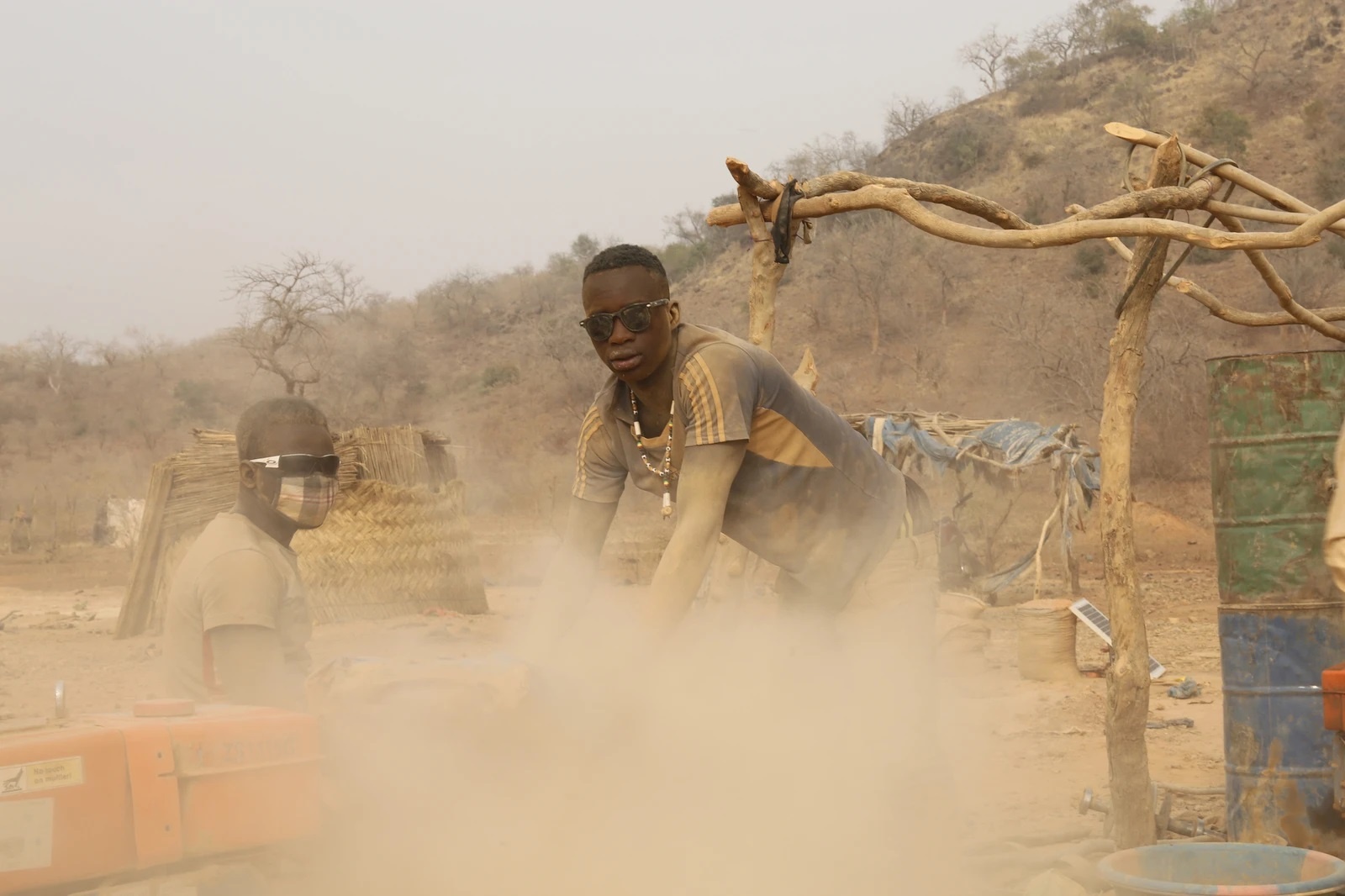 tre em lam viec trong mo vang lau o chau Phi anh 4