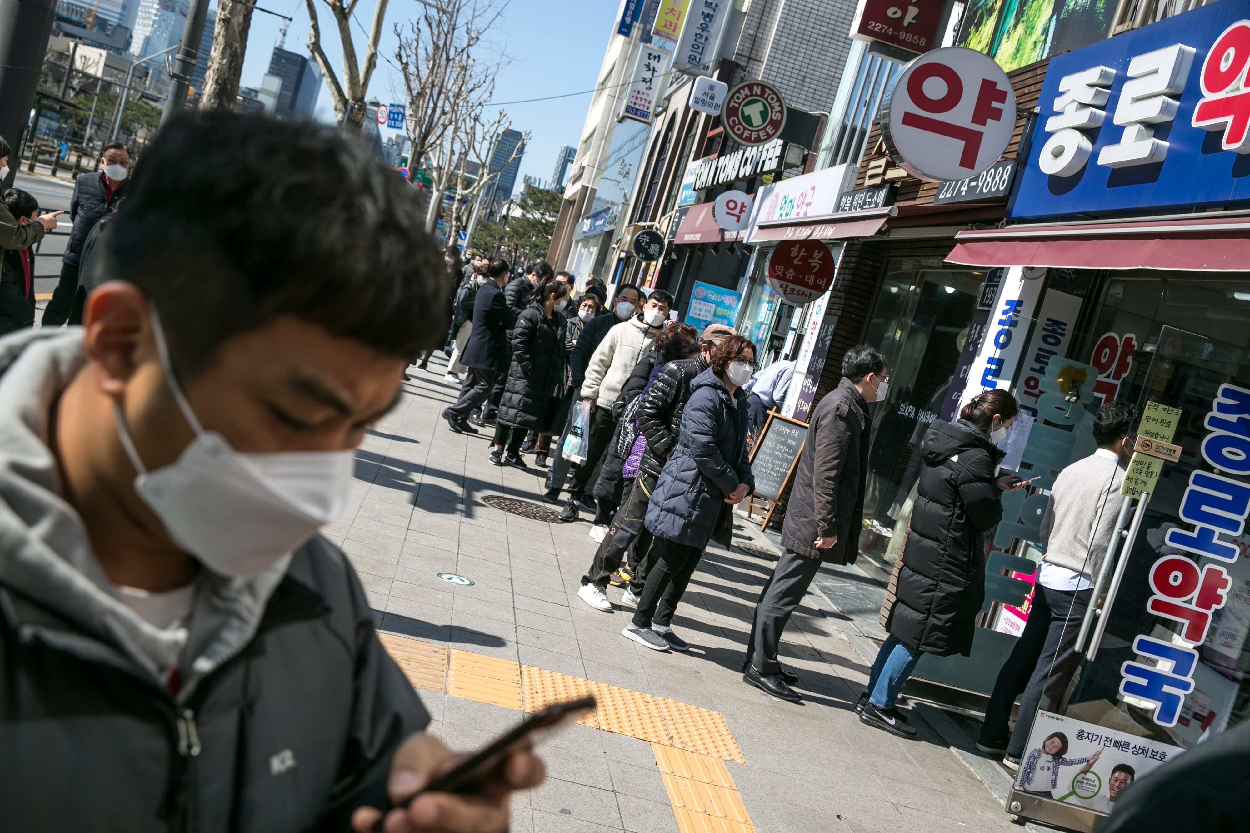 Nguoi cao tuoi xu Han lac long giua xu huong 'Untact' thoi Covid-19 hinh anh