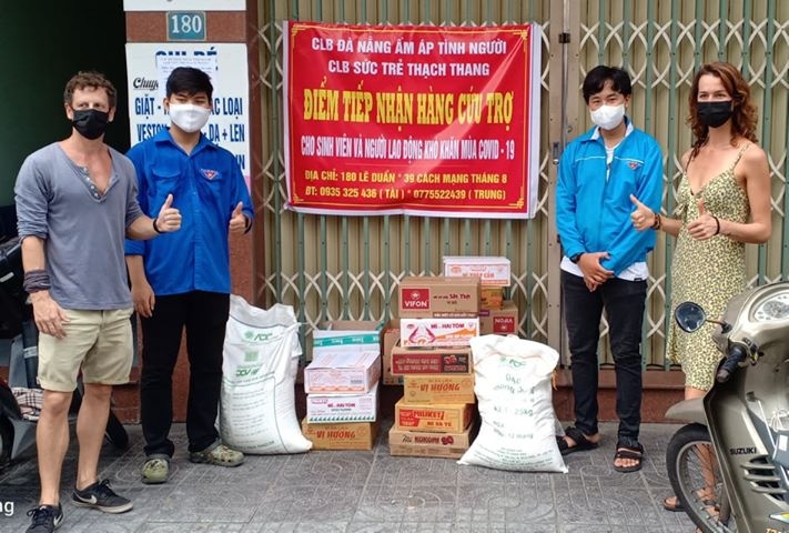người nước ngoài ủng hộ thực phẩm ở Đà Nẵng ảnh 1 nguoi nuoc ngoai ung ho thuc pham o Da Nang anh 1