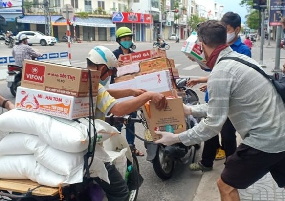 người nước ngoài ủng hộ thực phẩm ở Đà Nẵng ảnh 3 nguoi nuoc ngoai ung ho thuc pham o Da Nang anh 3