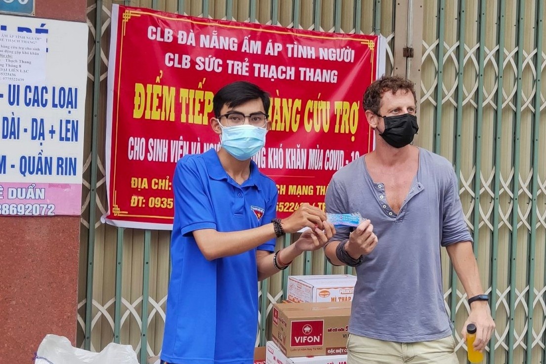 người nước ngoài ủng hộ thực phẩm ở Đà Nẵng ảnh 2 nguoi nuoc ngoai ung ho thuc pham o Da Nang anh 2