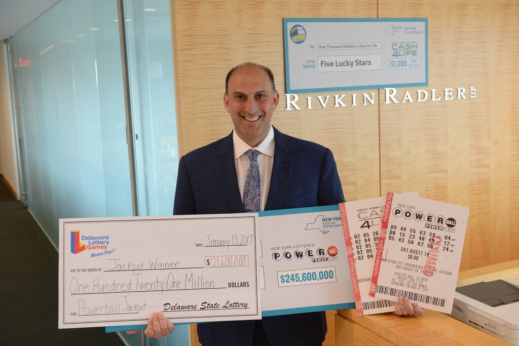 Lua nguoi trung doc dac 107 trieu USD de tau sieu xe,  may bay rieng anh 1