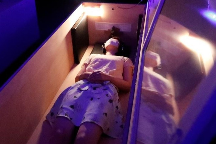 Nguoi Nhat nam vao quan tai de bot so Covid-19 hinh anh