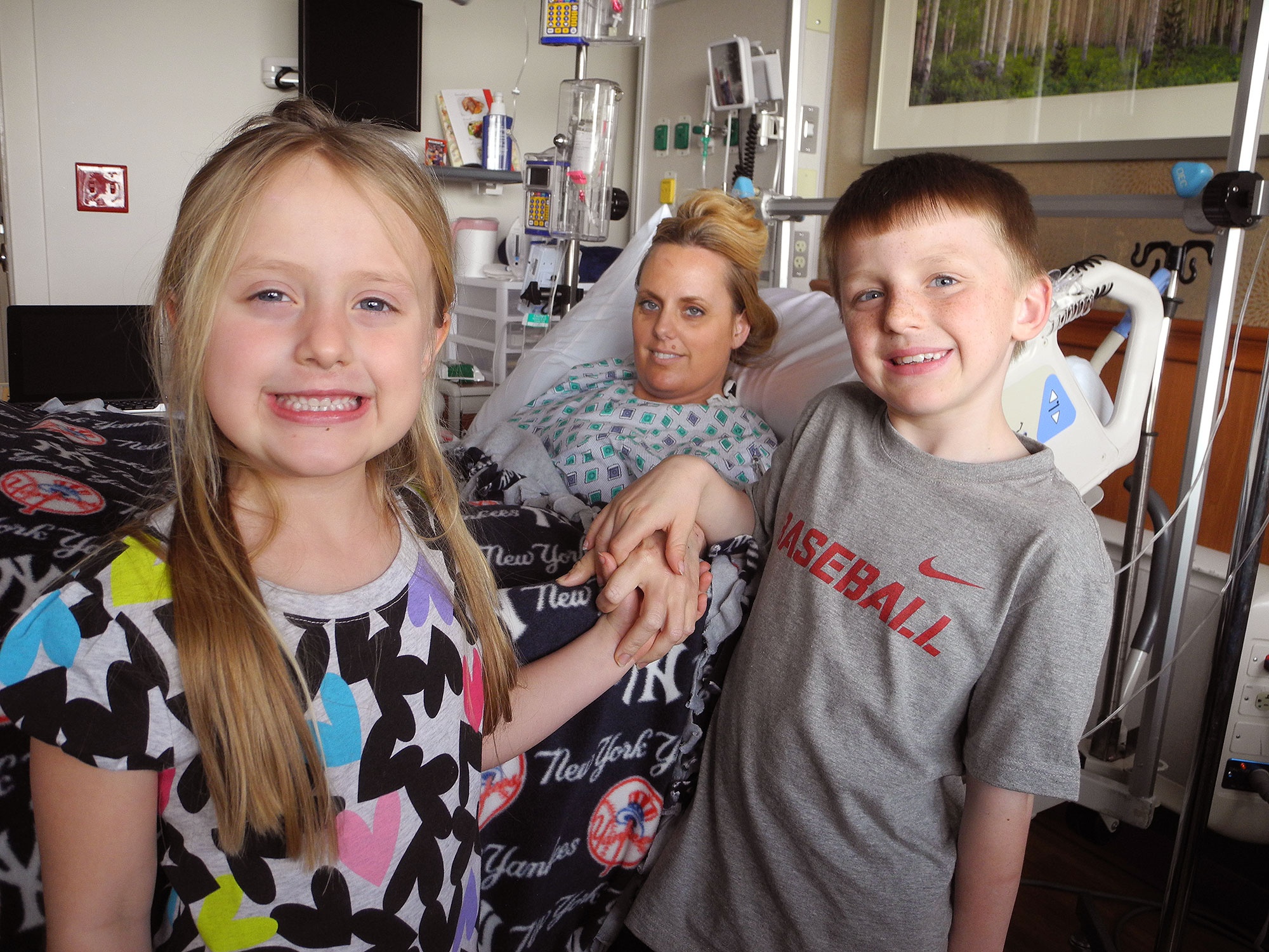 Cuu con trong tran loc xoay, me bi dap nat doi chan hinh anh