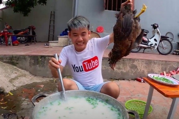 So TTTT Bac Giang moi con trai ba Tan Vlog len lam viec hinh anh