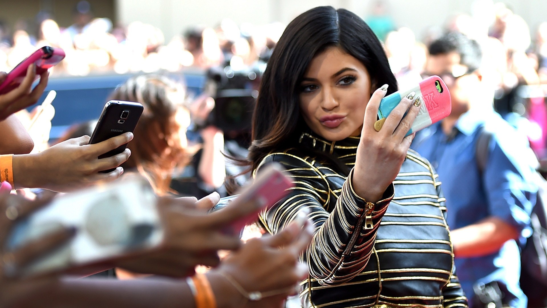 'Toi khong the ngung dem like tren mang xa hoi' hinh anh