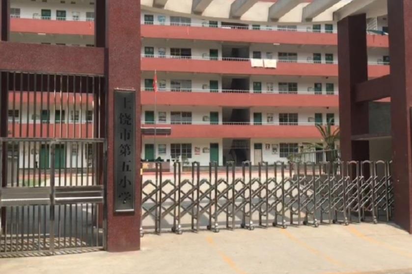 Be gai 2 tuoi bi bo ban danh anh 2