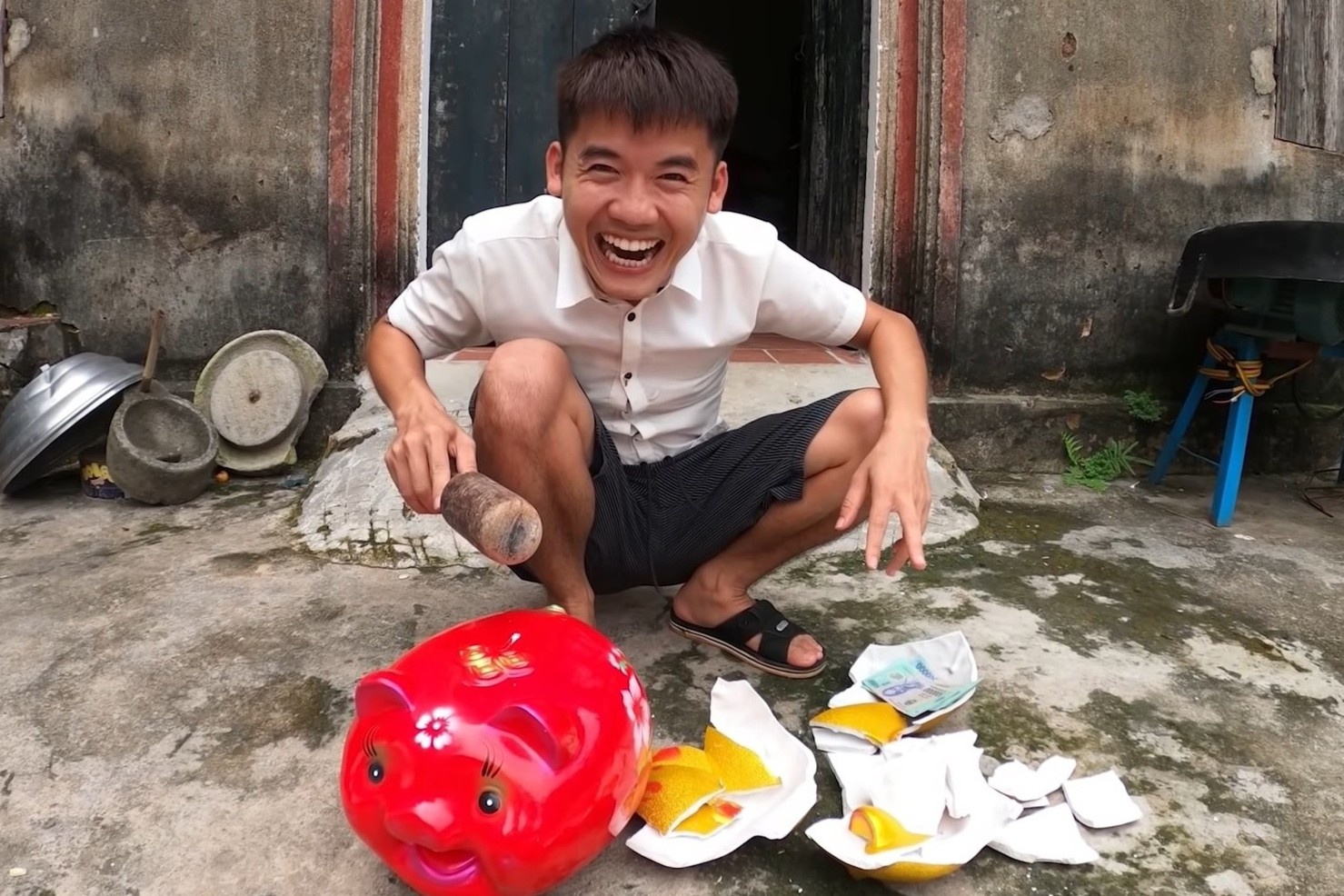 Hung Vlog bi chi trich ‘day tre an cap’ vi video trom tien hinh anh