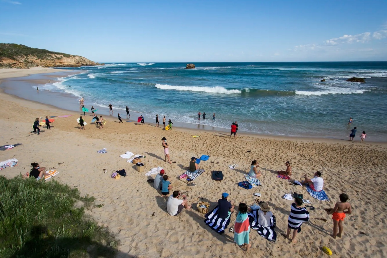 bị ôm hôn khi đưa tin về đám đông tụ tập giữa dịch ảnh 2 bi om hon khi dua tin ve dam dong tu tap giua dich anh 2