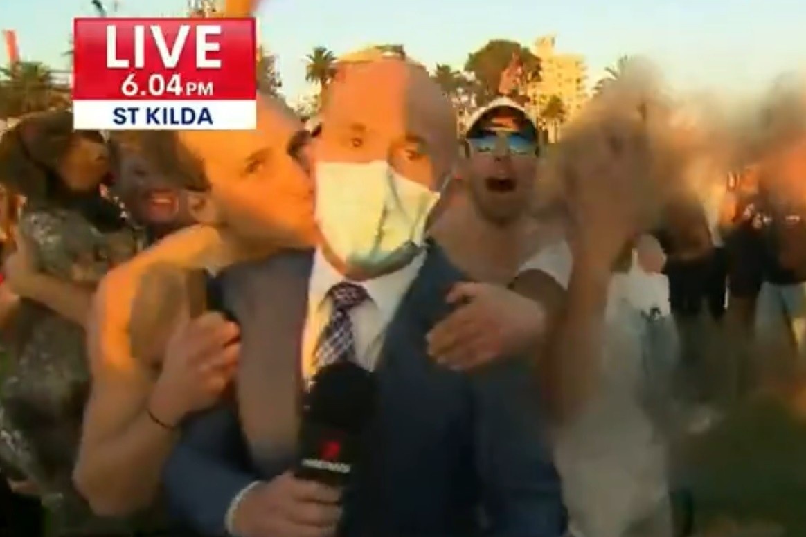 bị ôm hôn khi đưa tin về đám đông tụ tập giữa dịch ảnh 1 bi om hon khi dua tin ve dam dong tu tap giua dich anh 1