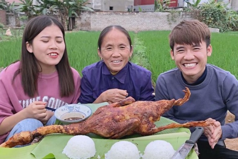 Gia dinh Ba Tan Vlog - cac YouTuber chuyen san xuat video nham nhi hinh anh