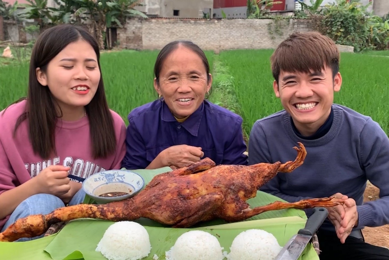 ‘Nha Ba Tan Vlog chua lam tiep video sau khi con trai bi xu phat’ hinh anh
