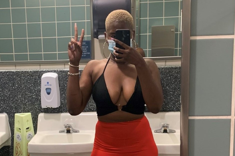 Co gai My bi tu choi cho len may bay vi mac ao ho nguc hinh anh