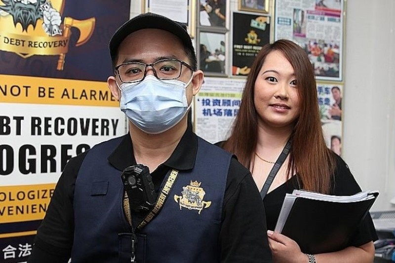 Nhan vien doi no thue ngan con no nhay lau o Singapore anh 2