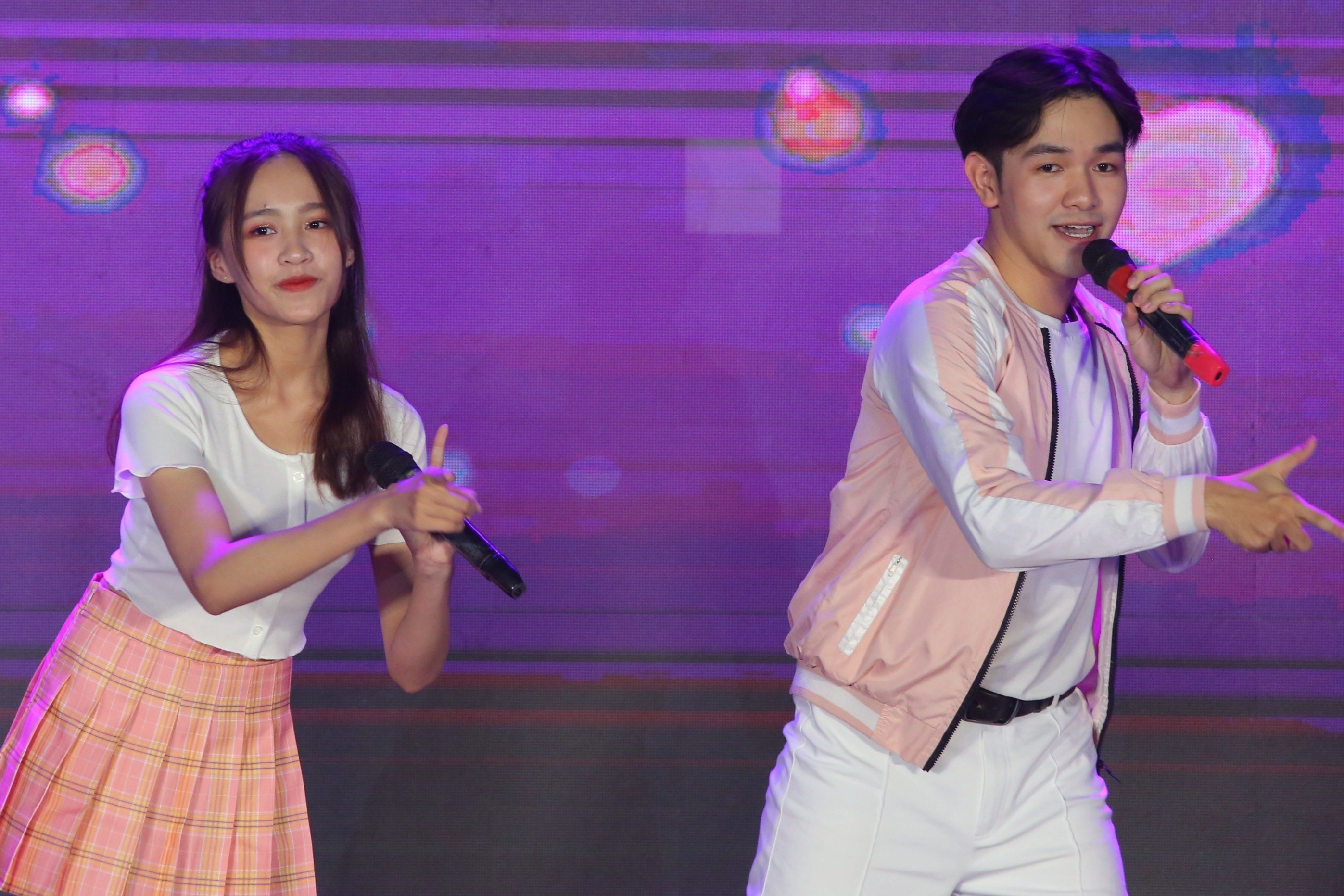 Sinh vien DH Kinh te Quoc dan trinh dien thoi trang vi moi truong hinh anh