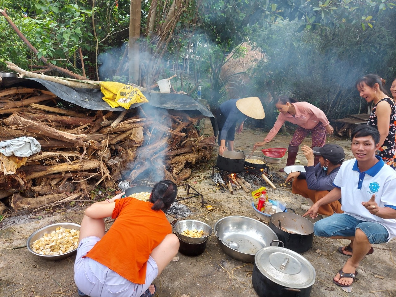 tiếp tế đồ ăn cho bà con vùng lũ  ảnh 1 tiep te do an cho ba con vung lu anh 1