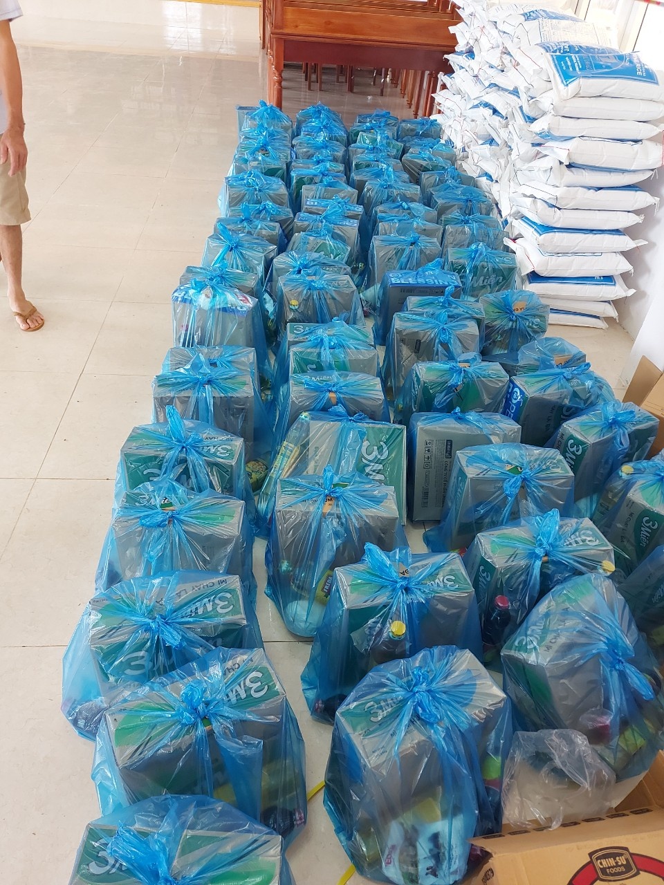 tiếp tế đồ ăn cho bà con vùng lũ  ảnh 2 tiep te do an cho ba con vung lu anh 2