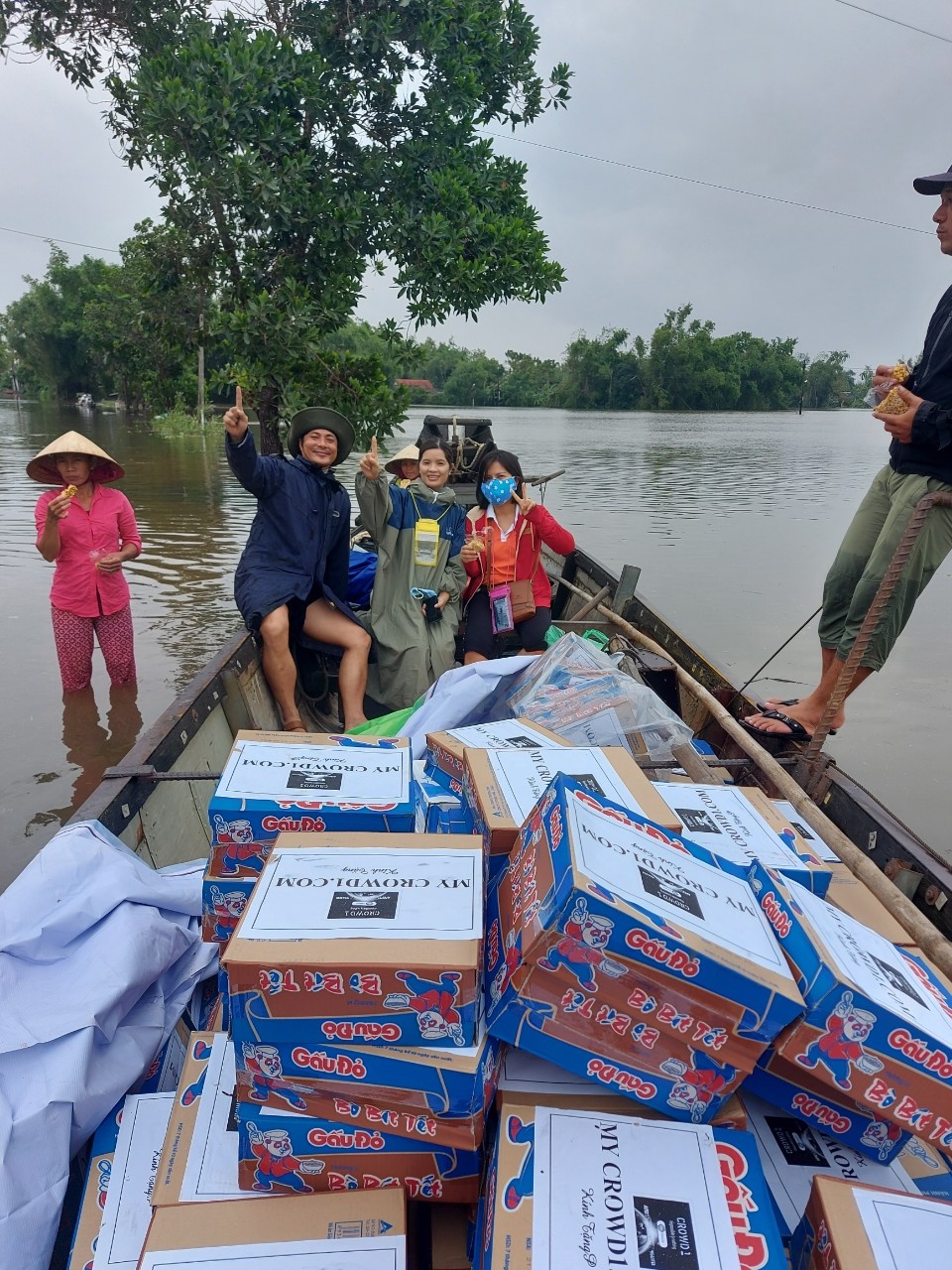 tiếp tế đồ ăn cho bà con vùng lũ  ảnh 4 tiep te do an cho ba con vung lu anh 4