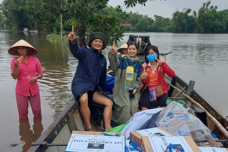 Thay co o Quang Tri tiep te do an cho ba con vung lu hinh anh