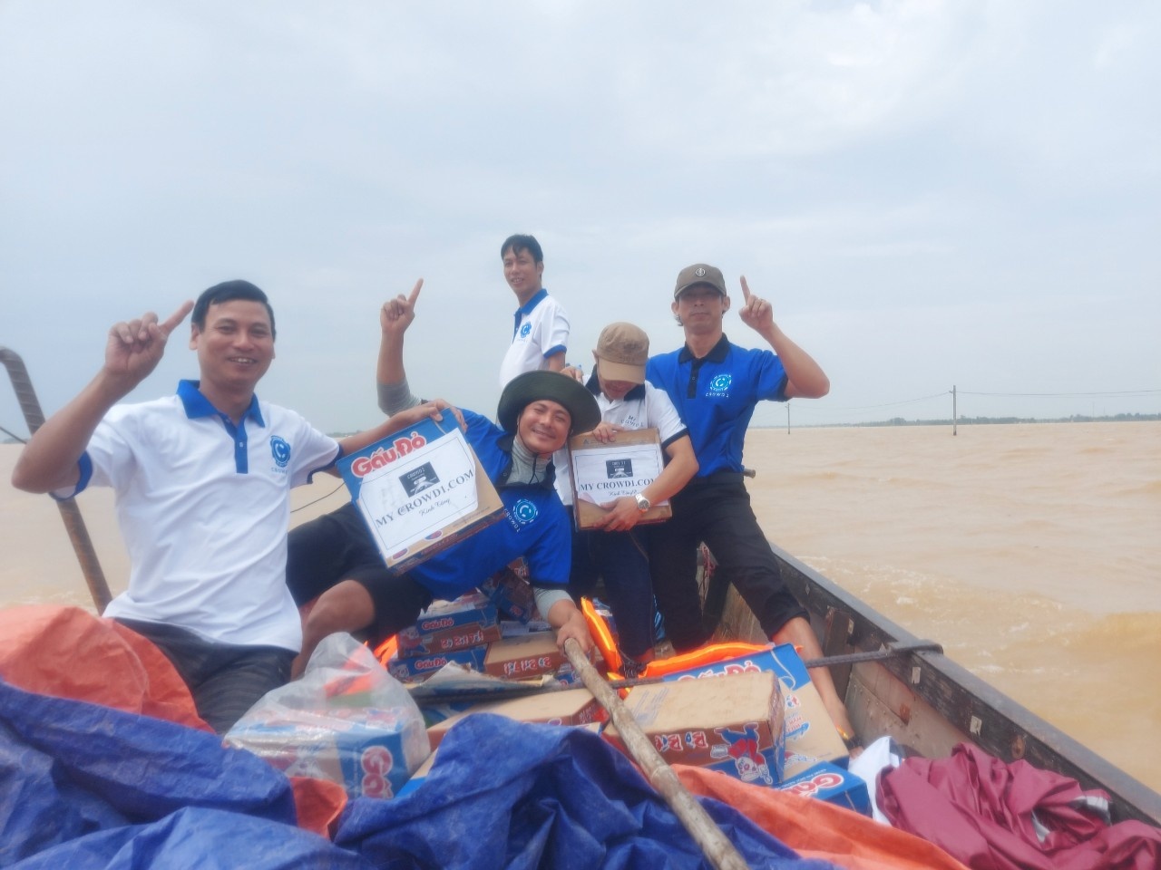 tiếp tế đồ ăn cho bà con vùng lũ  ảnh 3 tiep te do an cho ba con vung lu anh 3