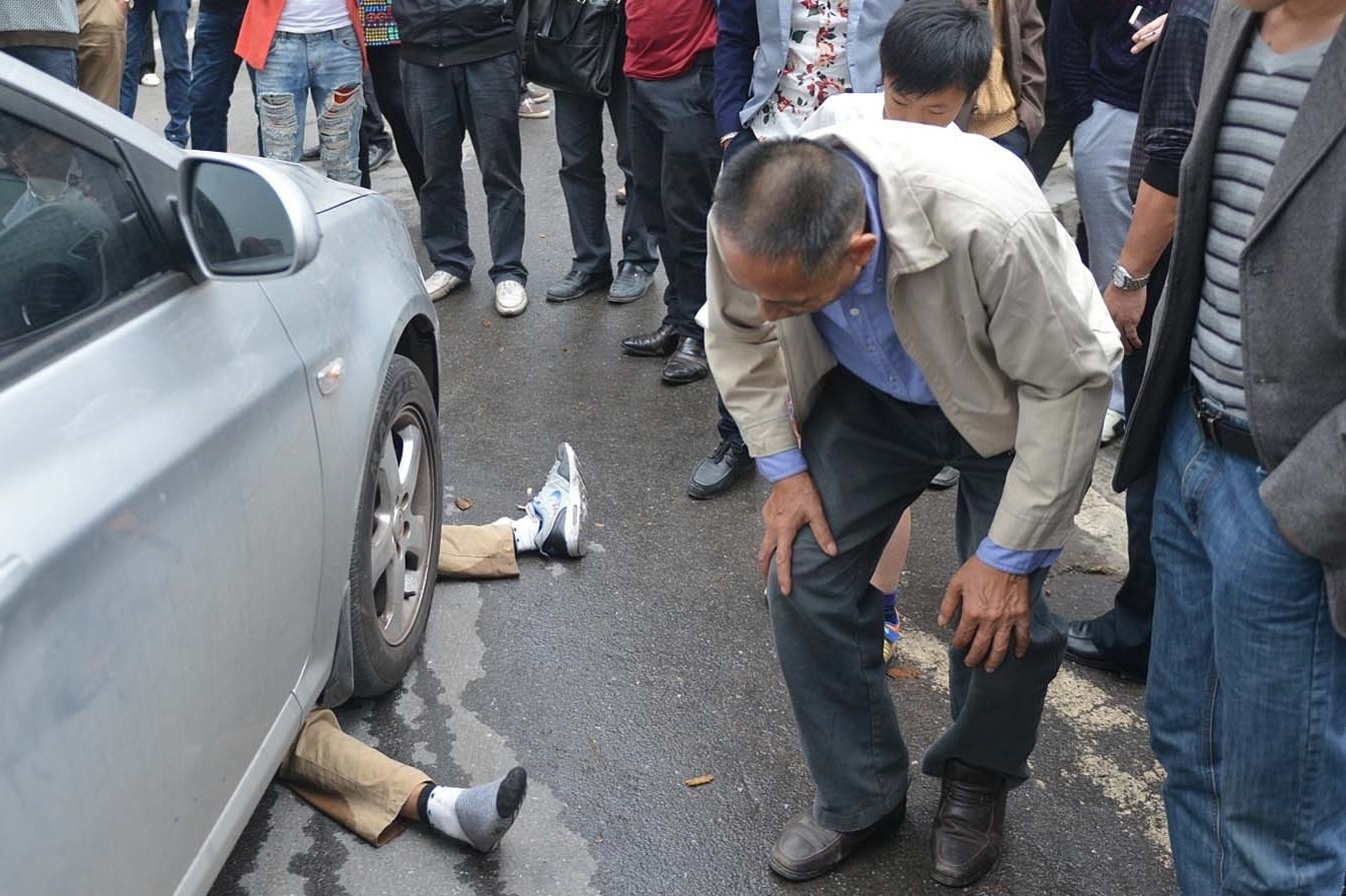 Trung Quoc tran ap nhom toi pham an va, doi tien hinh anh