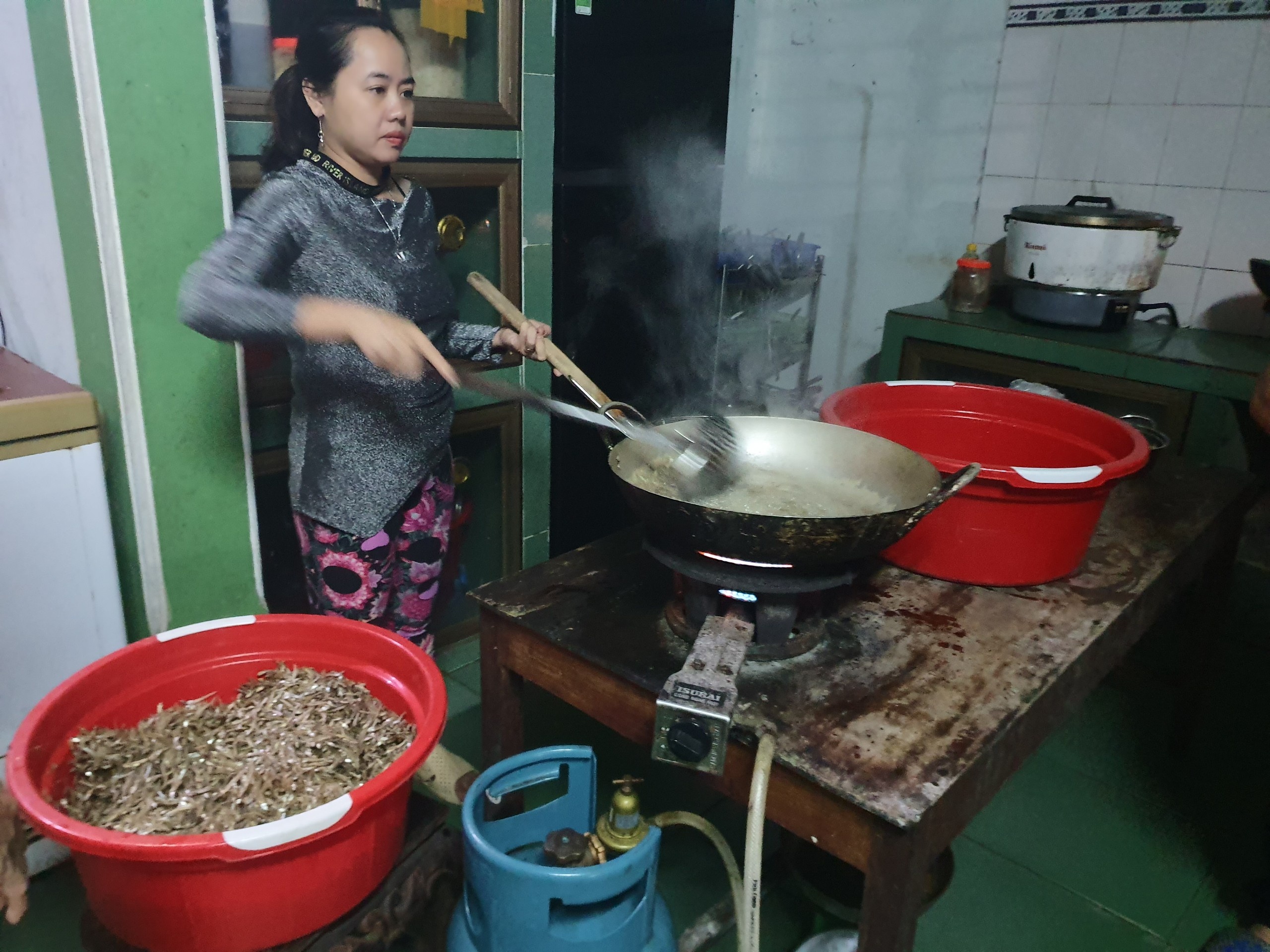 MC Diep Chi ung ho 4 tan gao cho ba con vung lu anh 2