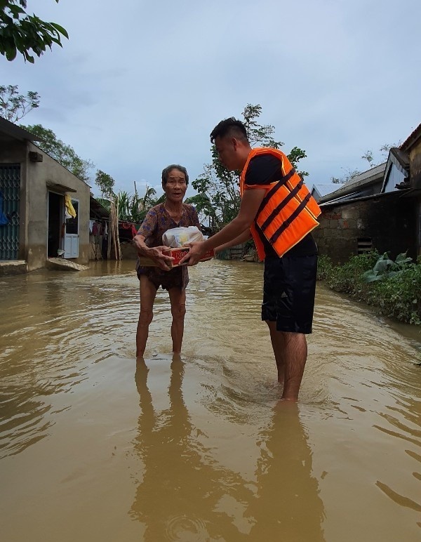 MC Diep Chi ung ho 4 tan gao cho ba con vung lu anh 3