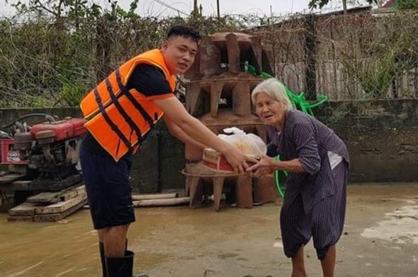 Mot gia dinh di 770 km vao mien Trung cuu tro dong bao vung lu hinh anh