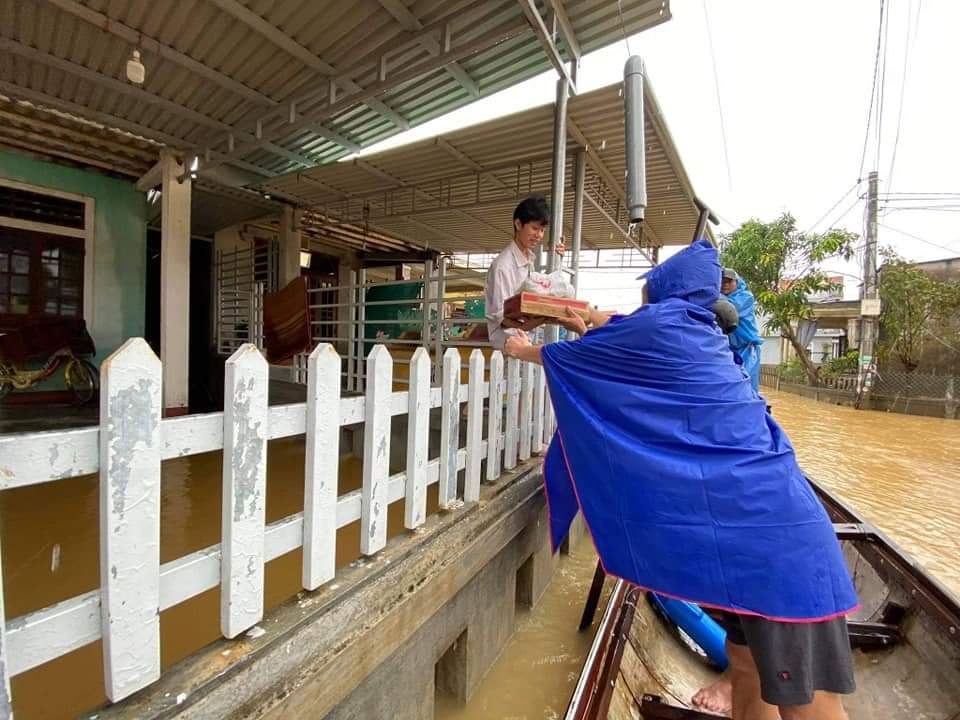 cứu trợ đồng bào vùng lũ ảnh 1 cuu tro dong bao vung lu anh 1