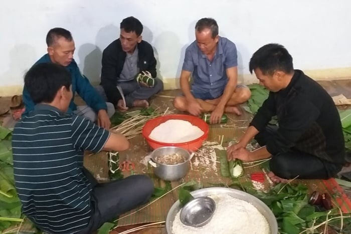 Xom o Nghe An goi hon 1.000 banh chung chuyen vao vung lu hinh anh