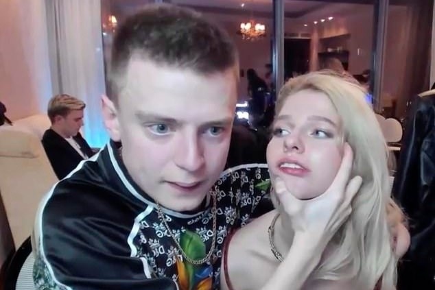 Nu nguoi mau Nga bi danh dap khi dang livestream hinh anh