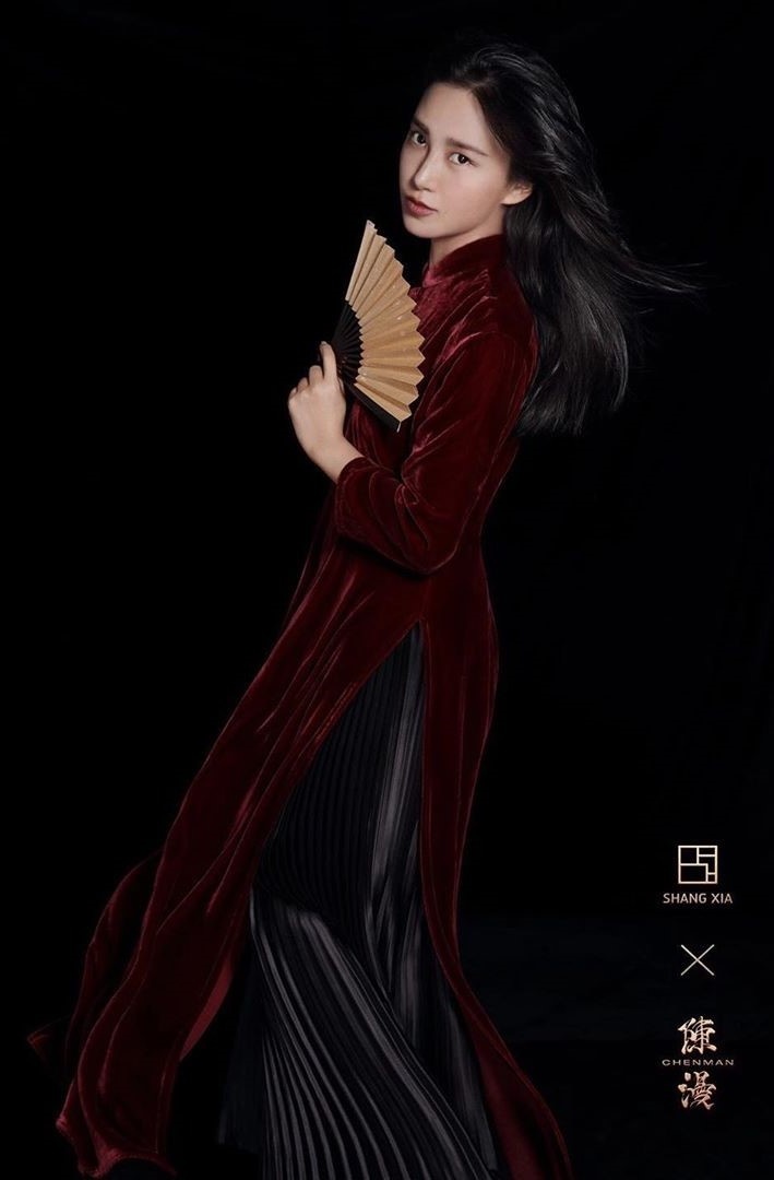 Nhiếp ảnh gia Trung Quốc tự nhận thiết kế trang phục giống áo dài Việt ảnh 2 Nhiep anh gia Trung Quoc tu nhan thiet ke trang phuc giong ao dai Viet anh 2