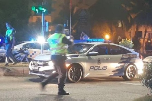 Nguoi dan ong Malaysia trom xe canh sat de khoe voi ban gai hinh anh