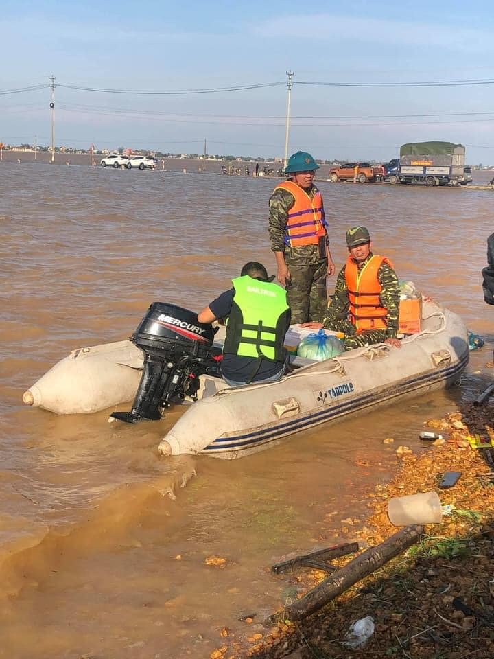 nhảy xuống nước bế em bé giữa lũ lụt ảnh 1 nhay xuong nuoc be em be giua lu lut anh 1
