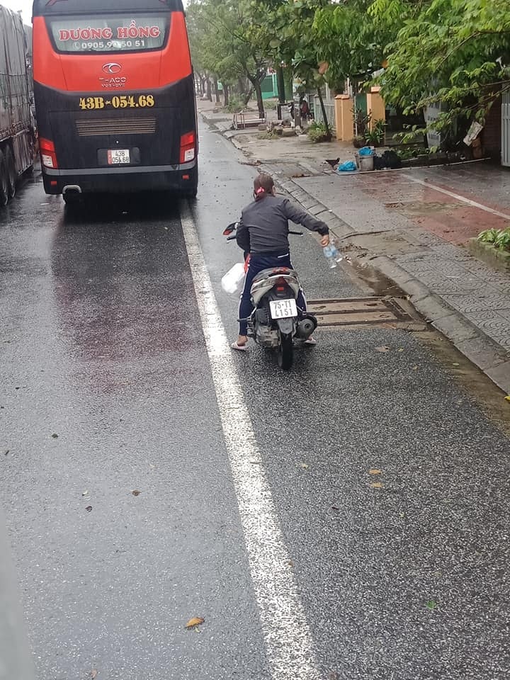 Gõ cửa từng xe dừng tránh bão trên đường để tặng cơm miễn phí  ảnh 2 Go cua tung xe dung tranh bao tren duong de tang com mien phi anh 2