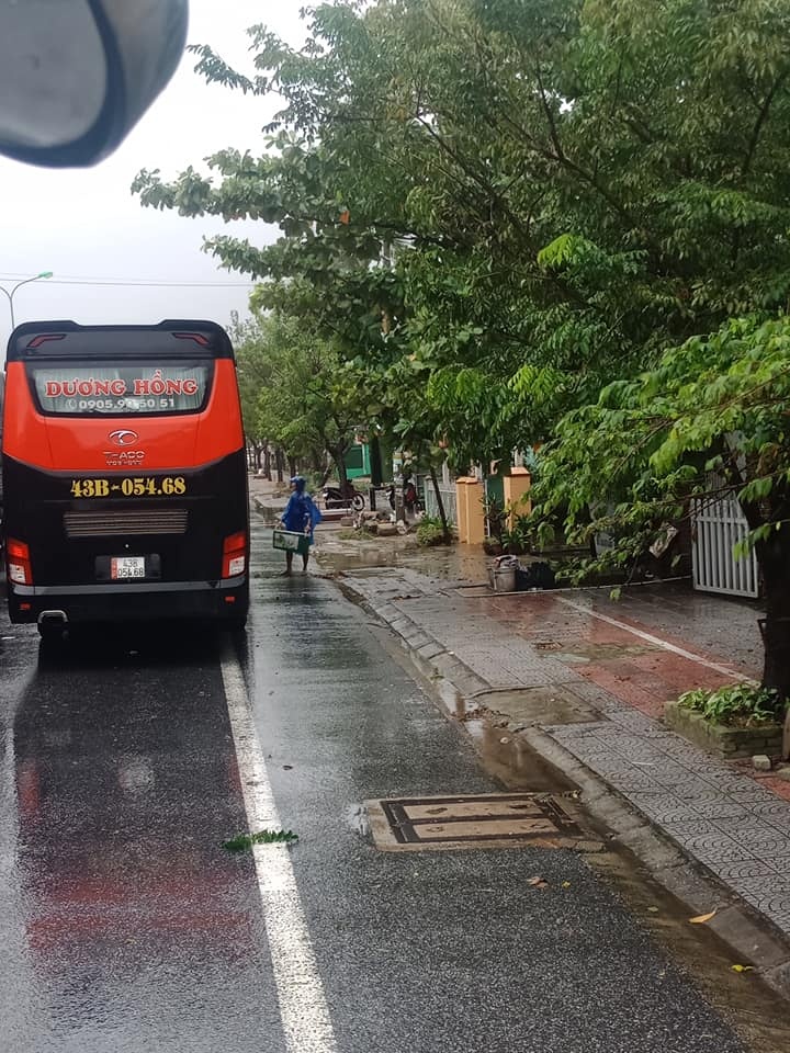 Gõ cửa từng xe dừng tránh bão trên đường để tặng cơm miễn phí  ảnh 1 Go cua tung xe dung tranh bao tren duong de tang com mien phi anh 1