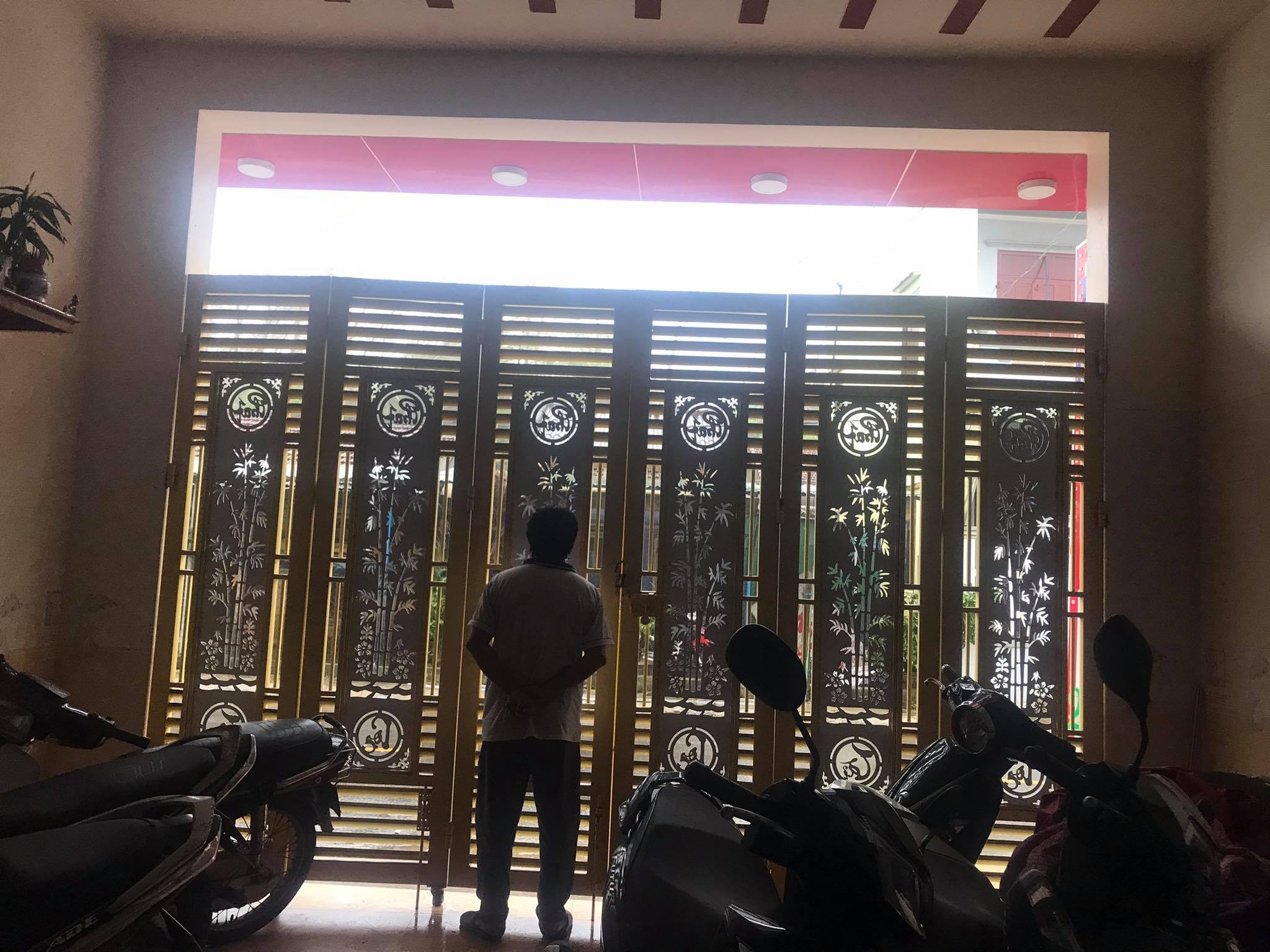 Gõ cửa từng xe dừng tránh bão trên đường để tặng cơm miễn phí  ảnh 4 Go cua tung xe dung tranh bao tren duong de tang com mien phi anh 4