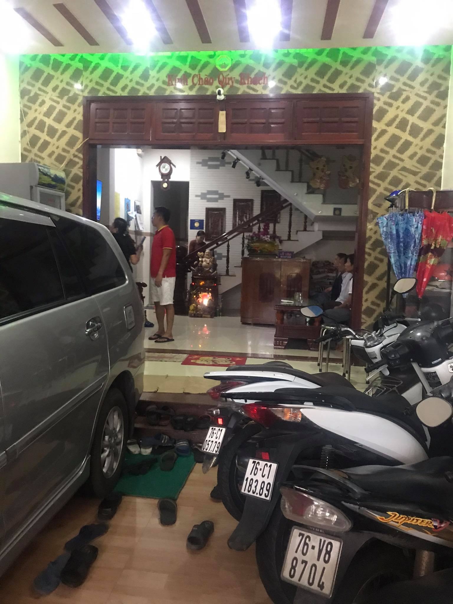 Gõ cửa từng xe dừng tránh bão trên đường để tặng cơm miễn phí  ảnh 3 Go cua tung xe dung tranh bao tren duong de tang com mien phi anh 3