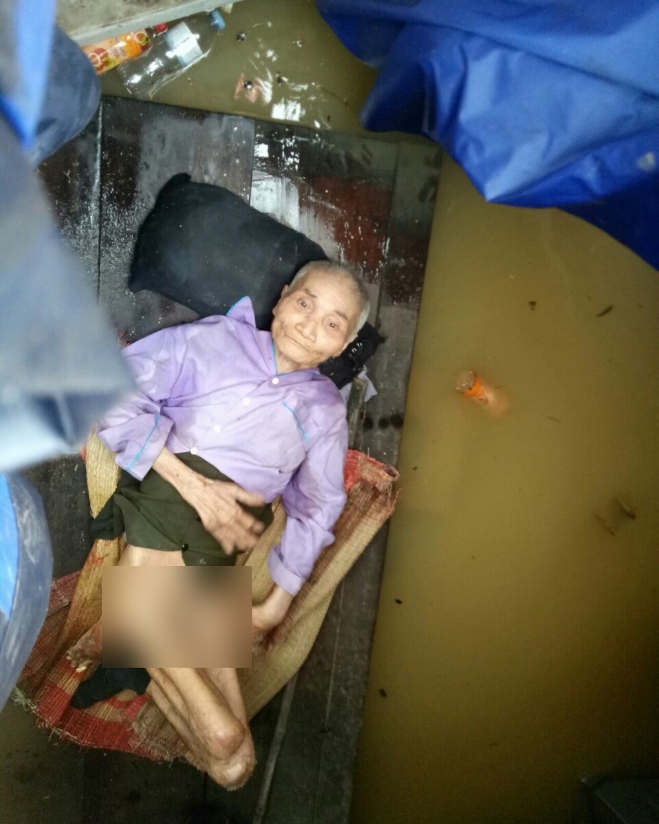 Cứu cụ ông liệt tứ chi ở Quảng Bình ảnh 2 Cuu cu ong liet tu chi o Quang Binh anh 2