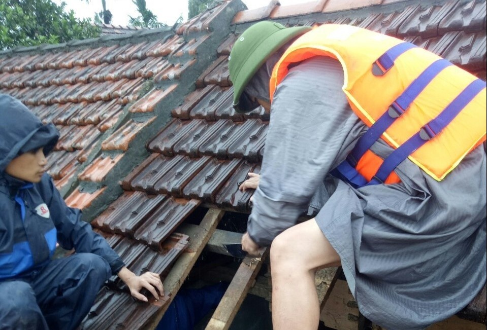 Can bo xa o Quang Binh giai cuu cu ong 80 tuoi mac ket trong nha hinh anh